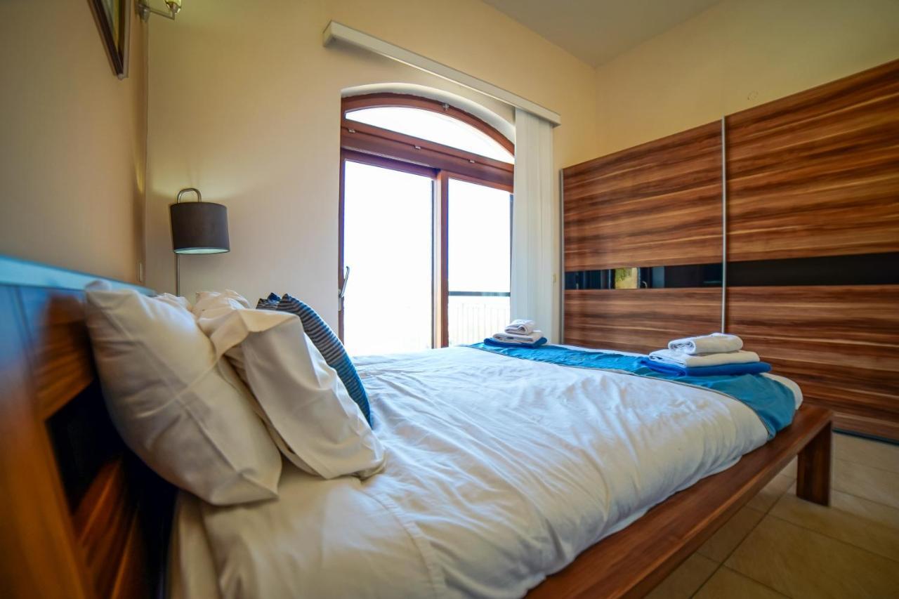 Harbour Views Duplex Maisonette With Jacuzzi Hot Tub Holiday home Mgarr
