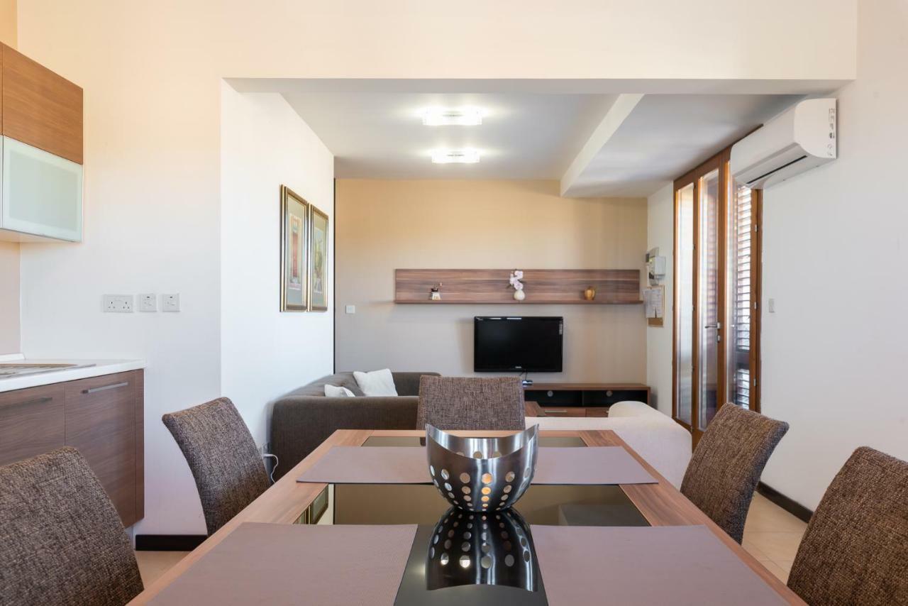 Harbour Views Duplex Maisonette With Jacuzzi Hot Tub Holiday home Mgarr