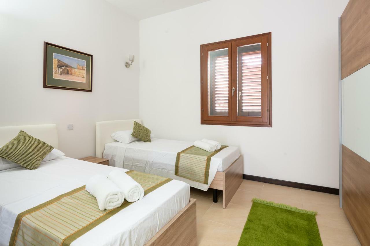 Harbour Views Duplex Maisonette With Jacuzzi Hot Tub Holiday home Mgarr