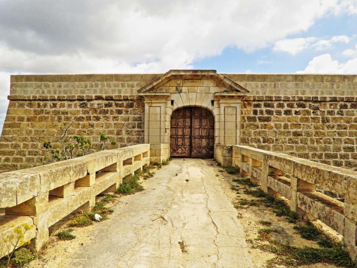 Harbour Views Duplex Maisonette With Jacuzzi Hot Tub Holiday home Mgarr