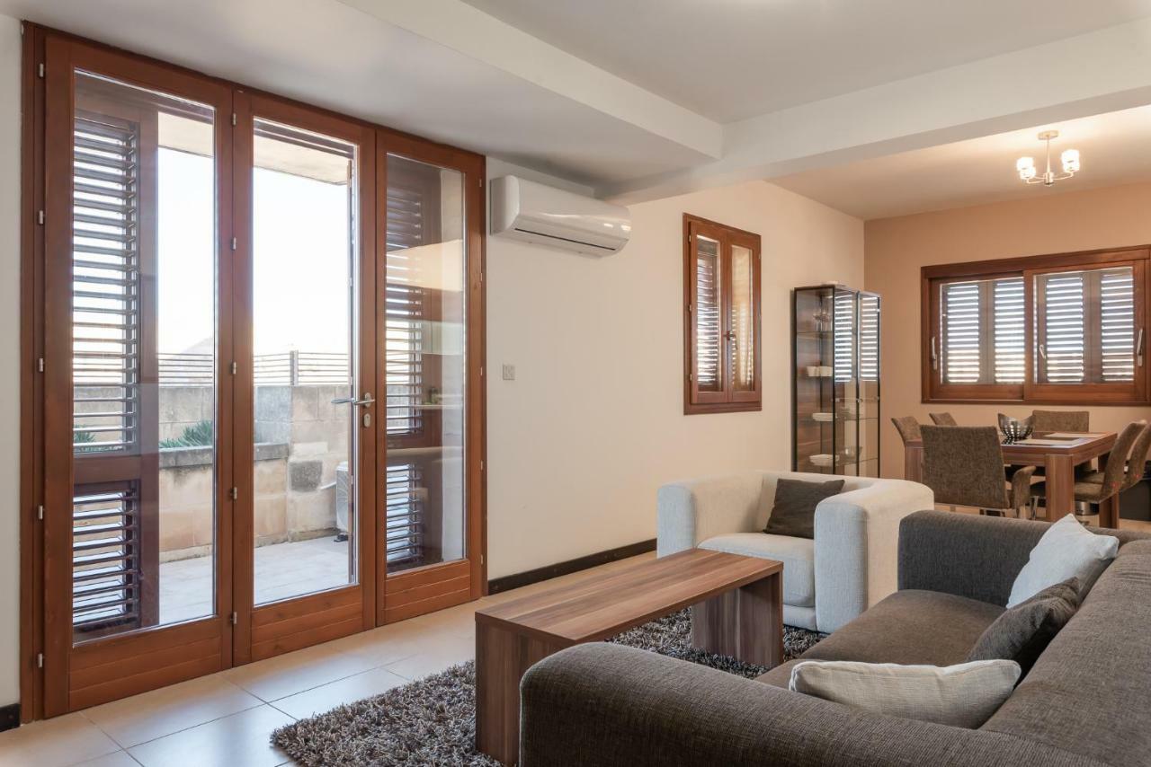 Harbour Views Duplex Maisonette With Jacuzzi Hot Tub Mgarr